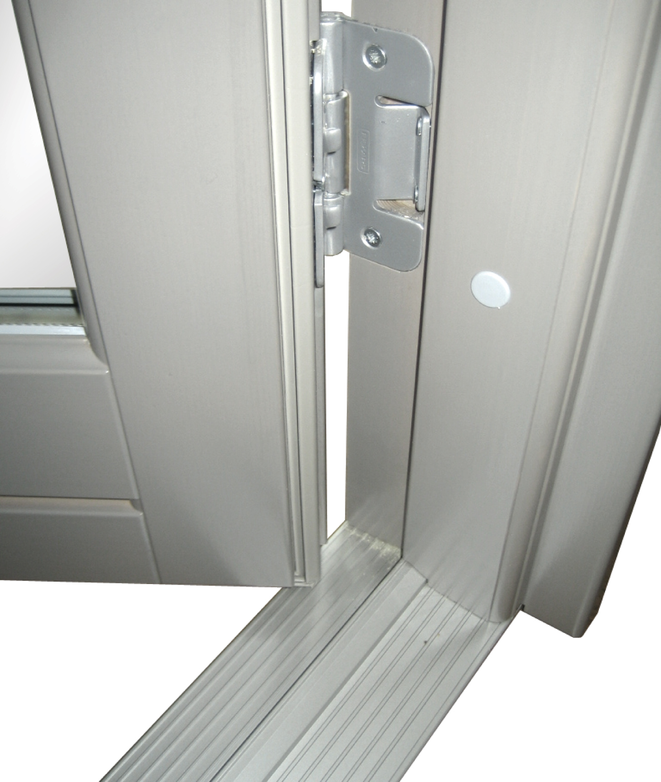 Aru Grupp Die nach außen öffnenden Holzfenster und Balkontüren